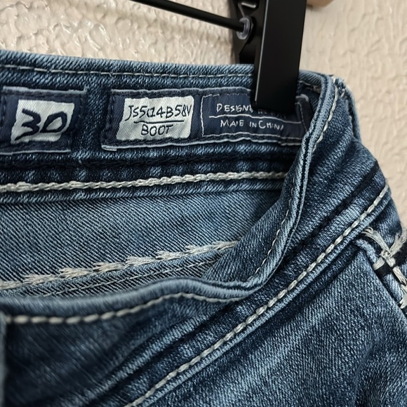 Women’s Miss Me Loose Saddle Stitch Border Boot Cut Jeans, 30” Waist Medium Wash - Picture 11 of 11